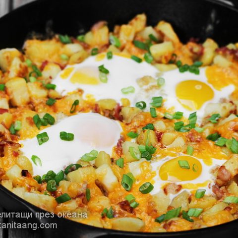 Картофи с царевица, бекон и яйца