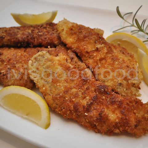 Панирано свинско с пармезан и кедрови ядки