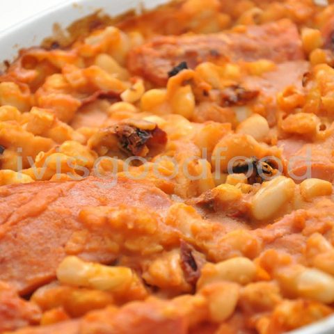 Печен боб с наденица