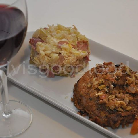 Свински пържоли с кисело зеле, бекон и сметана