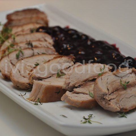 Свинско бонфиле със сос от боровинки