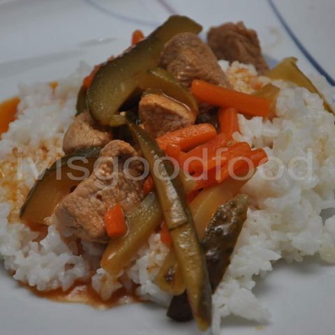 Свинско с кисели краставички и лимонов ориз