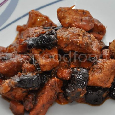 Свинско със сини сливи