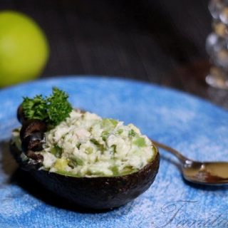 Пълнено авокадо с риба тон