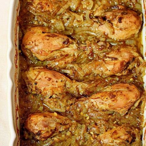 Ароматни пилешки бутчета с лук