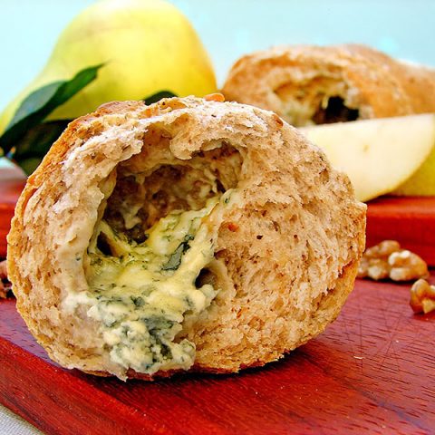 Орехов хляб със синьо сирене