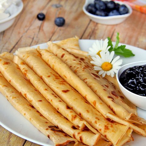 Палачинки с кисело мляко