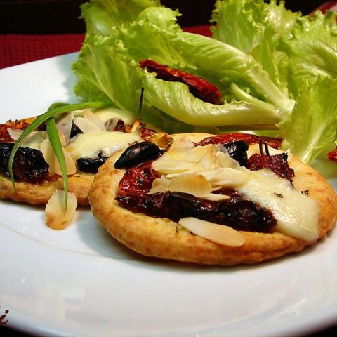 Кръгове с пармезан и сушени домати