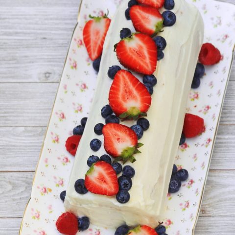 Руло с крем от маскарпоне и ягоди